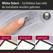 Vinger stelt lichtkleur in op witte kunststof schakelaar met drie LED-lichtopties