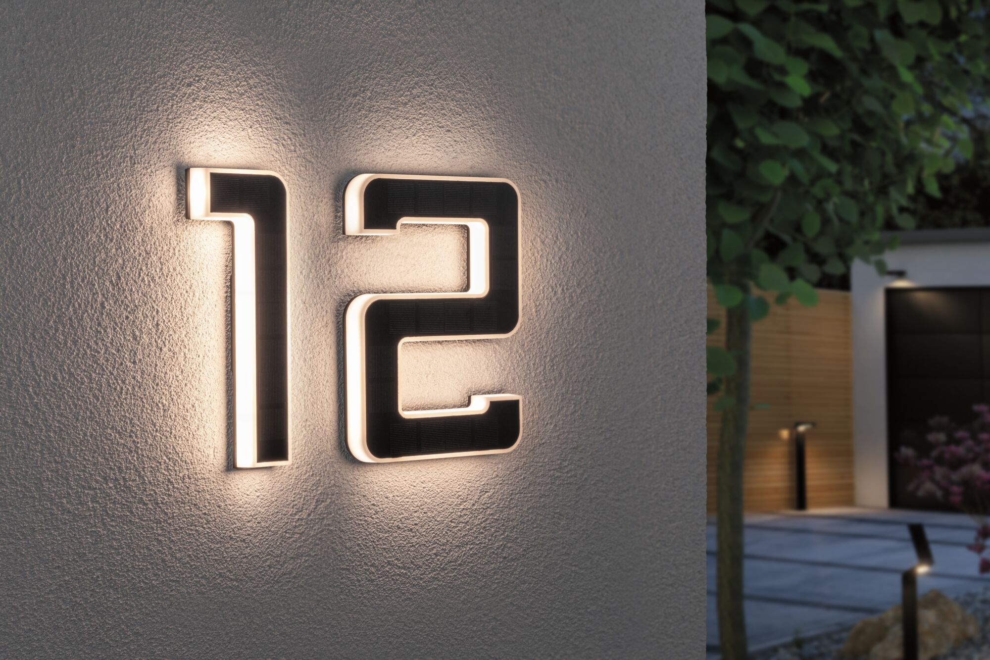 Numéro de maison 12 lumineux avec cadre noir et lumière LED blanc chaud sur mur extérieur éclairant l'entrée
