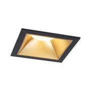 Quadratischer Einbaustrahler aus schwarzem Metall mit goldfarbenem Reflektor und warmweißem LED-Licht
