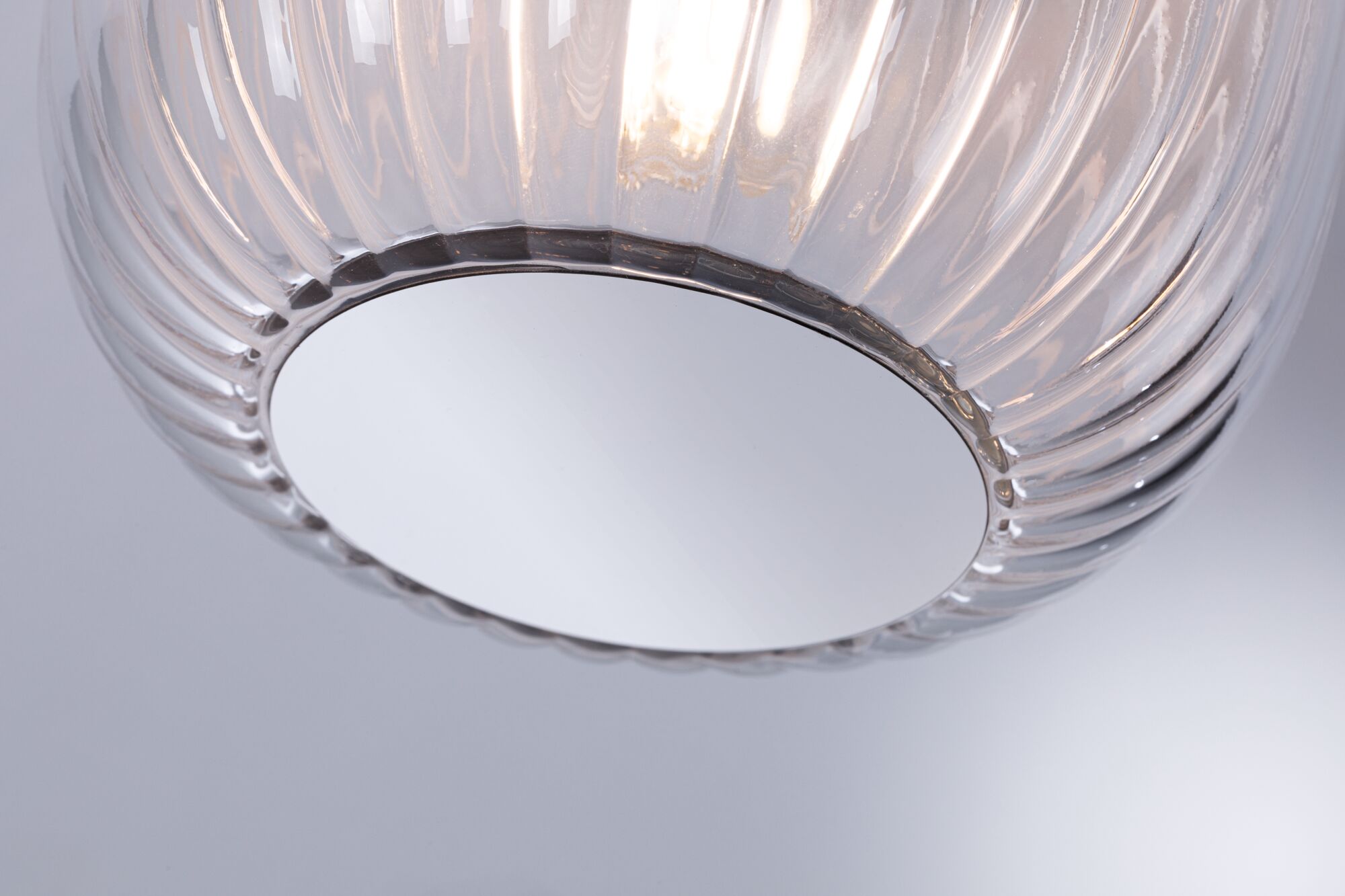 Plafonnier rond en verre transparent cannelé avec diffuseur blanc pour un éclairage moderne