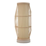 Stehende Lampe mit hellem Holzgestell und cremefarbenem Schirm für modernes Wohnambiente