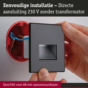 Hand plaatst zwarte schakelaar met directe 230 V aansluiting zonder transformator in rode inbouwdoos