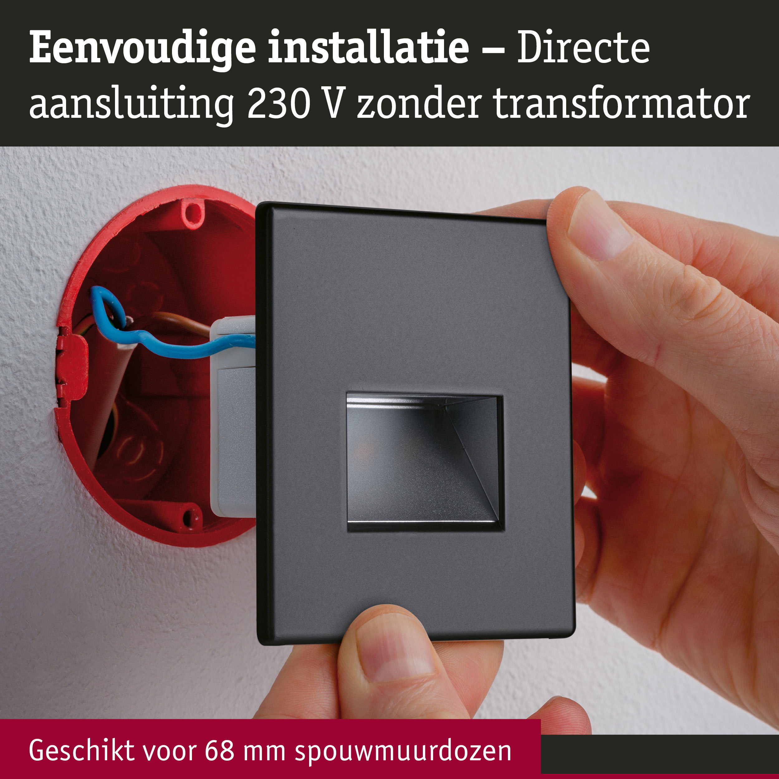 Hand plaatst zwarte schakelaar met directe 230 V aansluiting zonder transformator in rode inbouwdoos