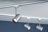 Trois spots LED métalliques argentés fixés sur rail blanc au plafond pour éclairage d'accent