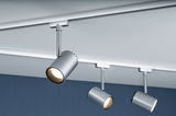 Tre sølvfarvede LED-spotlights i metal monteret på hvid loftsskinne til accentbelysning