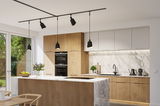 Moderne Küche mit Holzfronten, weißem Marmorarbeitsplatte und schwarzen Pendelleuchten an Schienensystem
