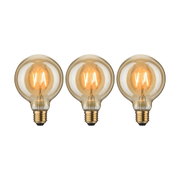 Drei runde LED-Glühbirnen mit warmweißem Licht und bernsteinfarbenem Glas für dekorative Beleuchtung.