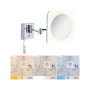Wandgemonteerde cosmetische spiegel met LED-verlichting en verstelbare chromen arm voor badkamer.