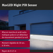 Maison moderne blanche avec garage éclairée par un détecteur de mouvement MaxLED Night PIR