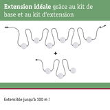 Guirlande LED extensible avec boules blanches et câble noir, jusqu’à 100 mètres de longueur.