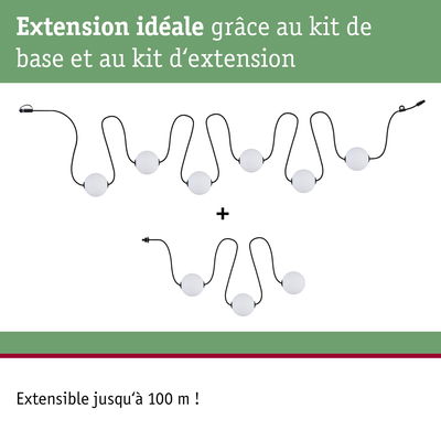 Guirlande LED extensible avec boules blanches et câble noir, jusqu’à 100 mètres de longueur.