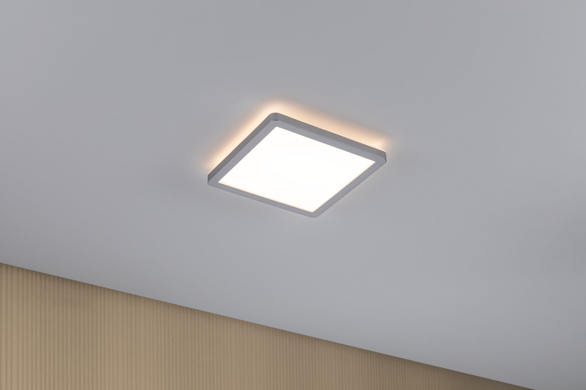 Quadratische LED-Deckenleuchte in Weiß mit warmem Licht für moderne Wohnräume