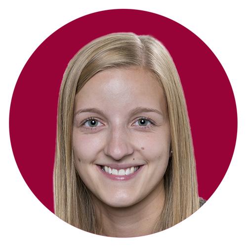 Porträt einer jungen Frau mit blondem Haar vor rotem Hintergrund ohne Produktbezug