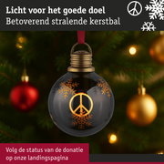 Zwarte glazen kerstbal met gouden vredessymbool en sneeuwvlokmotief als feestelijke decoratie.