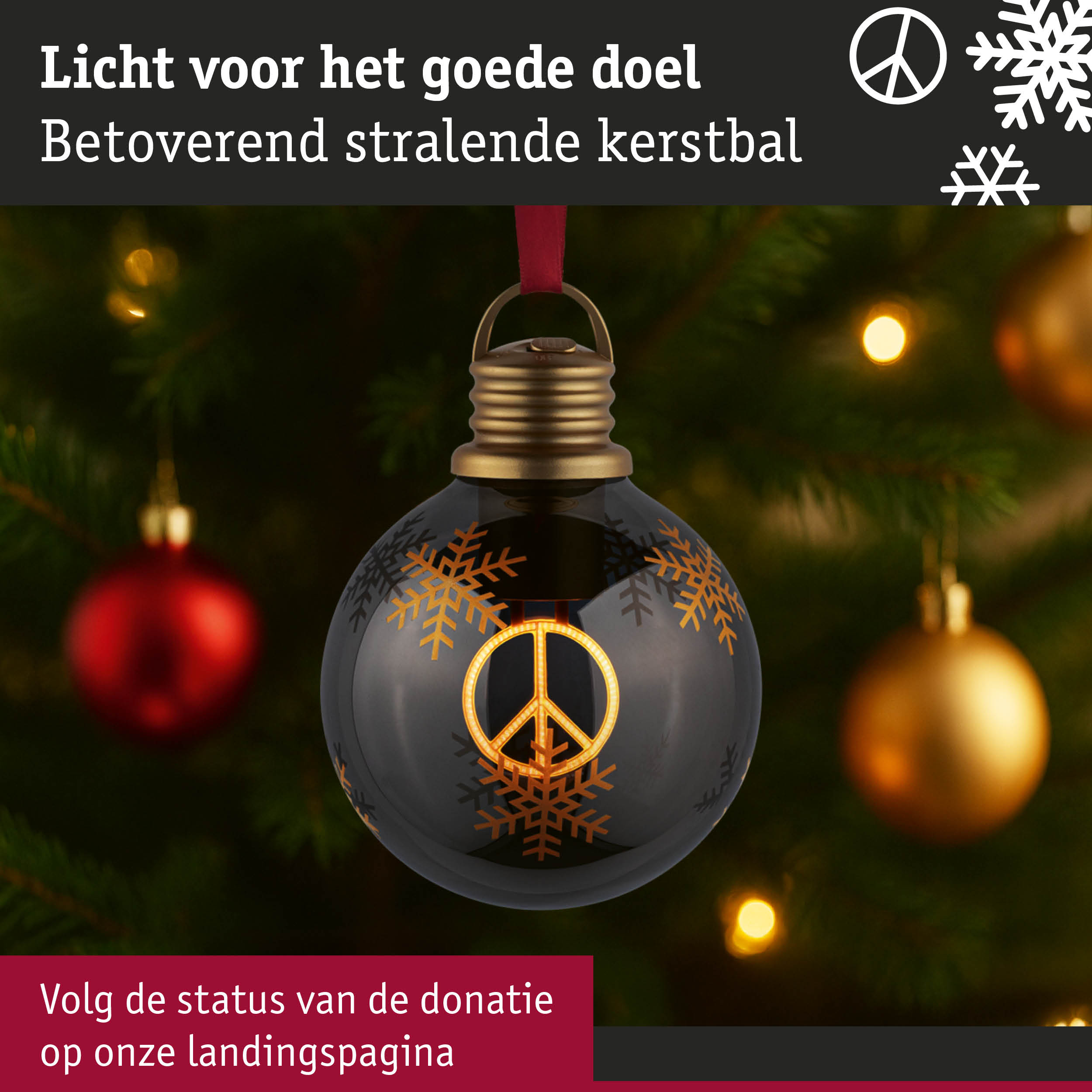 Zwarte glazen kerstbal met gouden vredessymbool en sneeuwvlokmotief als feestelijke decoratie.