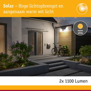 Huisgevel met moderne buitenverlichting in warm wit licht en zonne-energie