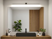 Modernes Badezimmer mit schwarzem Waschbecken aus Keramik und Holzarbeitsplatte, LED-Spiegelleuchte.