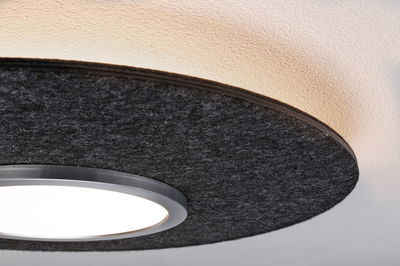 Rund loftlampe med sort filtkanter og varmt hvidt LED-lys til moderne opholdsrum