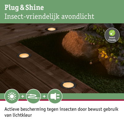 Insectvriendelijke warmwitte LED-vloerlampen op houten terras met tuinplanten