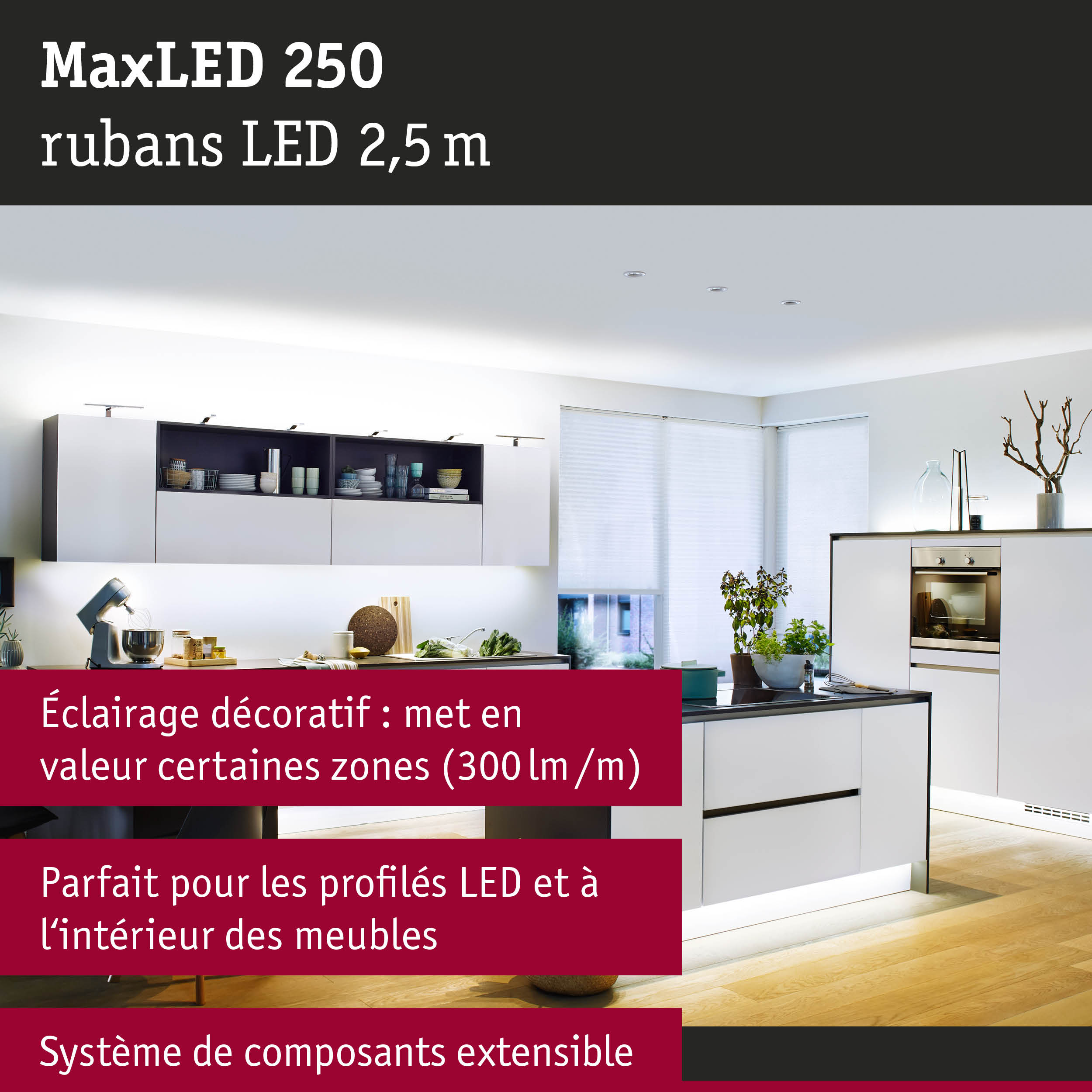 Cuisine blanche moderne avec éclairage LED sous les armoires murales et îlot de cuisine sur sol en bois
