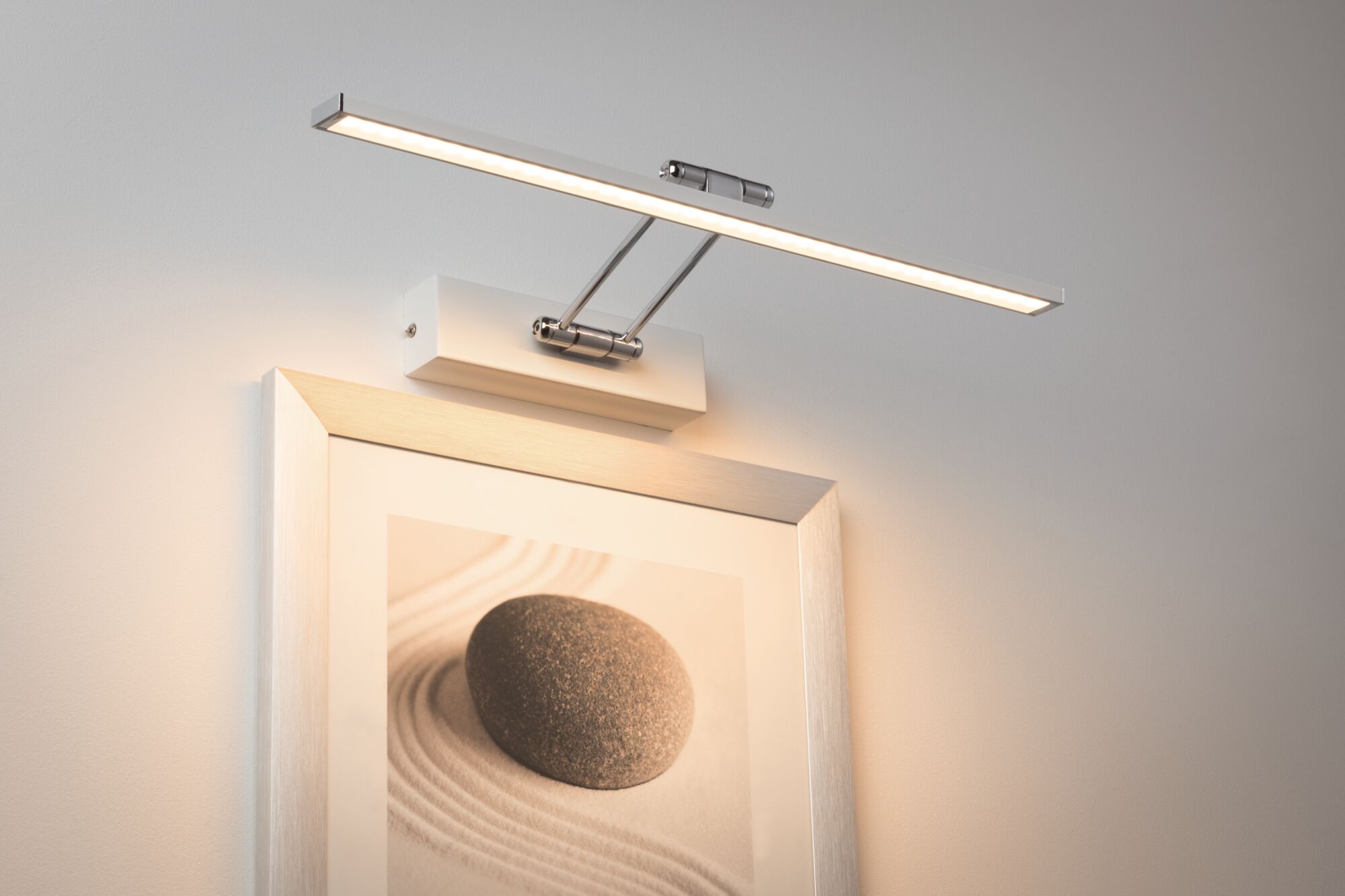 Moderne LED-Bilderleuchte in Weiß mit Aluminiumarm zur Wandmontage für stimmungsvolle Beleuchtung.
