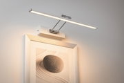Moderne LED-Bilderleuchte in Weiß mit Aluminiumarm zur Wandmontage für stimmungsvolle Beleuchtung.