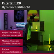 Gaming setup met dynamische RGB-verlichting en kleurrijke EntertainLED-lichtstaven voor sfeer