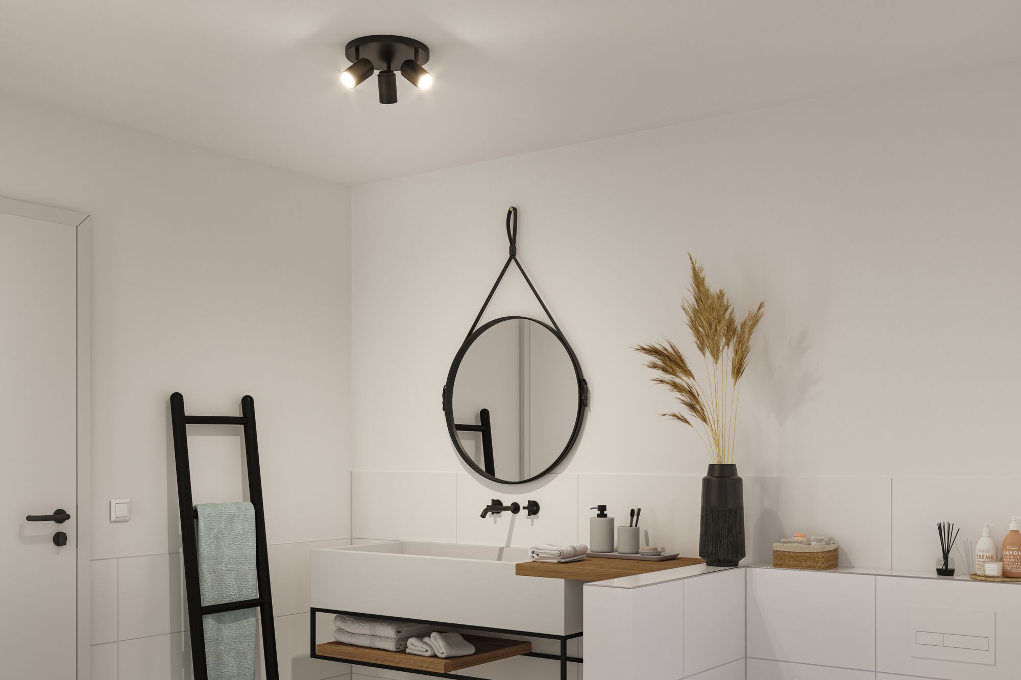 Modernes Badezimmer mit schwarzer Deckenleuchte, rundem Spiegel und weißem Waschbecken mit Holzablage