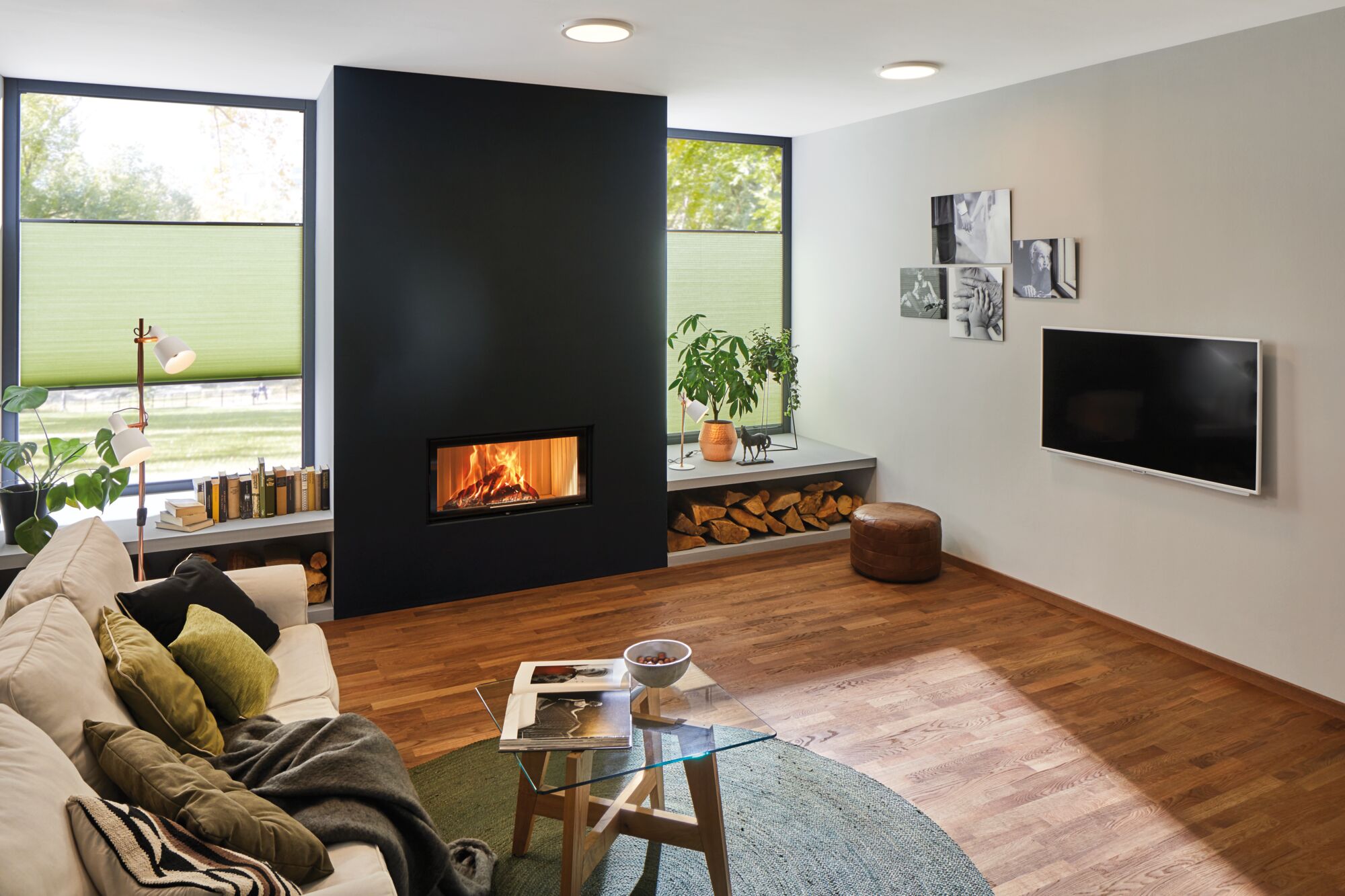 Moderne woonkamer met ingebouwde open haard, houtopslag en ronde plafondlampen voor gezellige verlichting