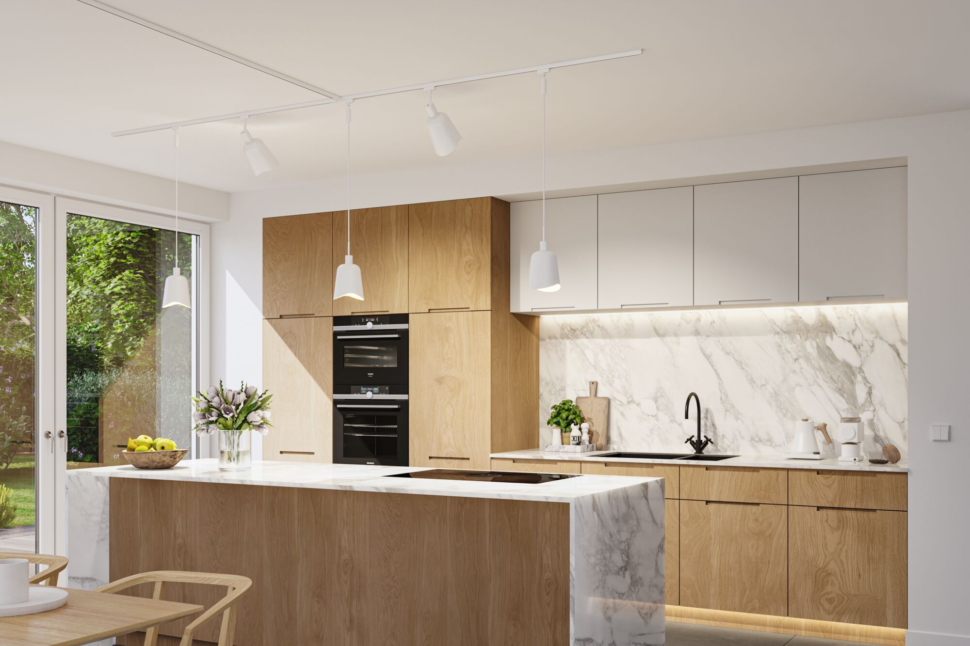 Moderne Küche mit Holzfronten, weißem Marmor und weißen Pendelleuchten für stilvolle Raumbeleuchtung