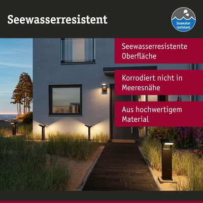 Moderne Außenbeleuchtung mit seewasserresistenter Oberfläche an Haus nahe Küste bei Abendlicht