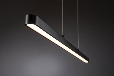 Schwarze LED-Pendelleuchte aus Metall mit warmweißem Licht für moderne Innenräume