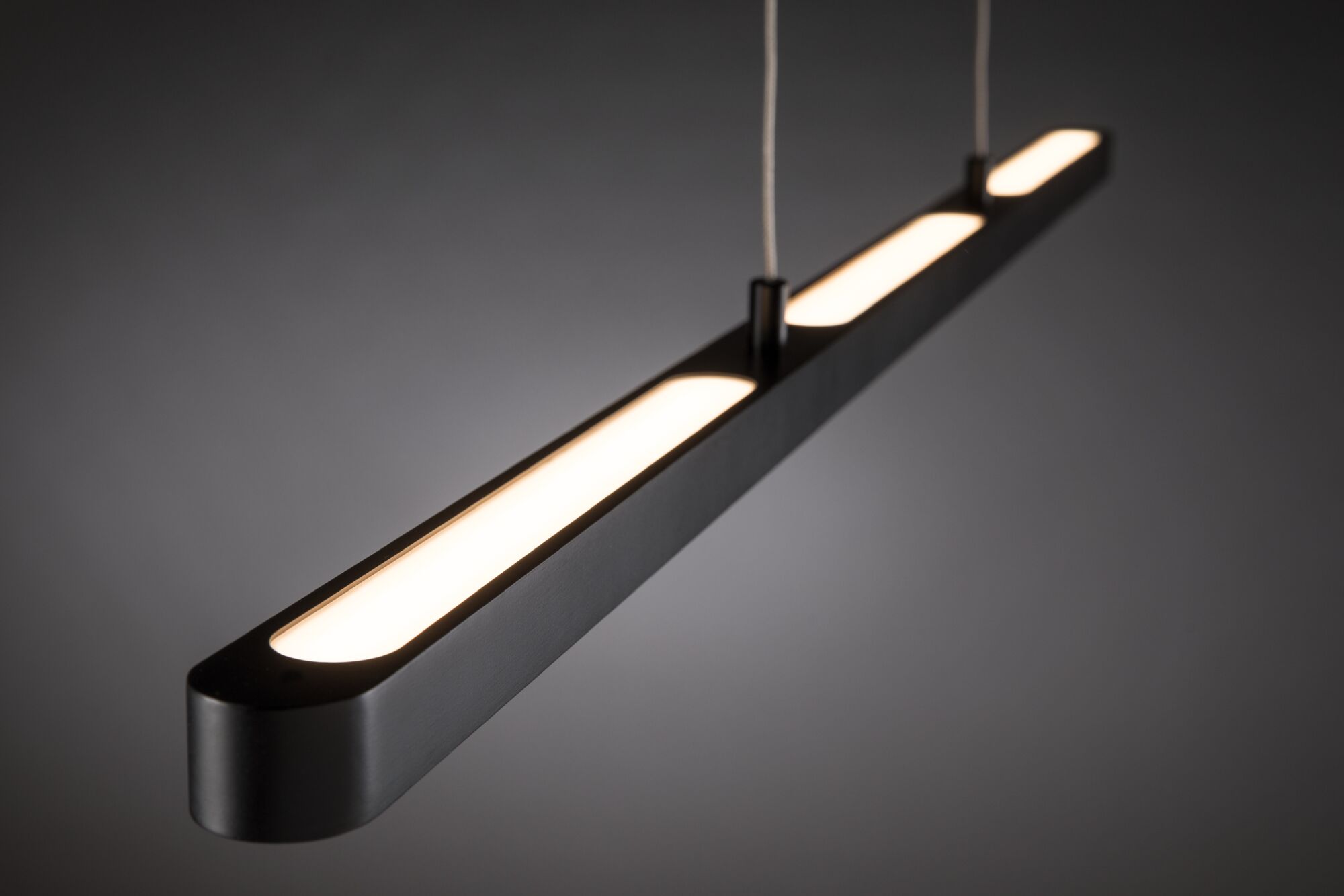 Suspension LED noire moderne avec lumière blanc chaud et boîtier en aluminium fin pour espaces de vie.