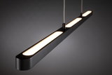 Moderne schwarze LED-Pendelleuchte mit warmweißem Licht und schlankem Aluminiumgehäuse für Wohnräume.