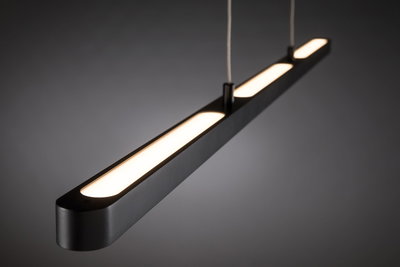 Moderne schwarze LED-Pendelleuchte mit warmweißem Licht und schlankem Aluminiumgehäuse für Wohnräume.