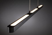 Moderne schwarze LED-Pendelleuchte mit warmweißem Licht und schlankem Aluminiumgehäuse für Wohnräume.