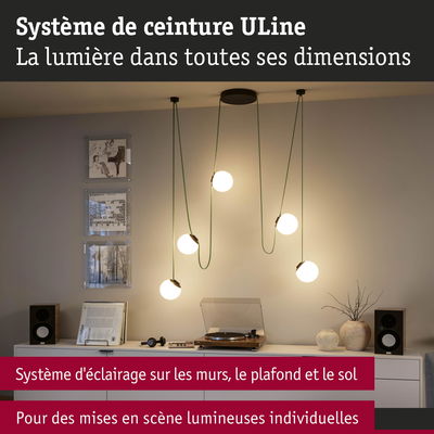 Suspension moderne avec cinq globes blancs et câbles verts au-dessus d'un buffet avec platine vinyle