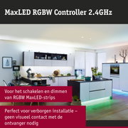 Moderne witte keuken met LED-verlichting onder het aanrecht en stijlvolle inrichting