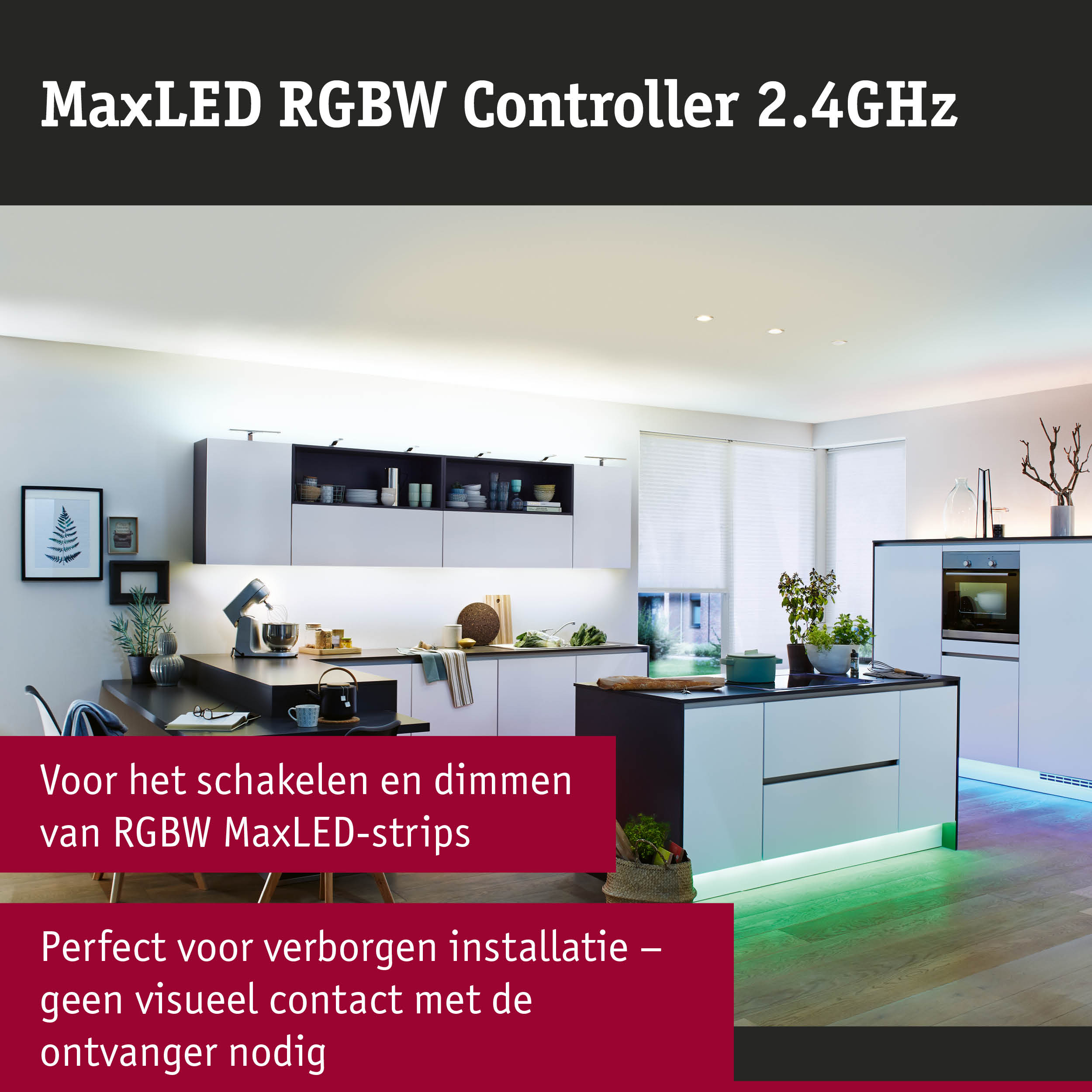 Moderne witte keuken met LED-verlichting onder het aanrecht en stijlvolle inrichting