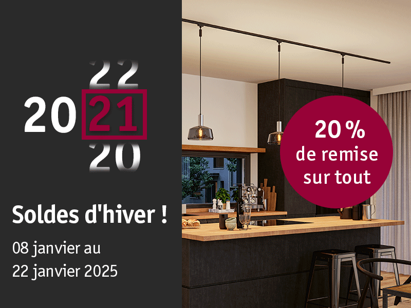Éclairage de cuisine moderne avec trois suspensions noires au-dessus d’un plan de travail en bois, 20% de remise.