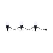 Trois lampes de jardin LED noires avec abat-jours blancs et piquets de terre reliés par câbles.