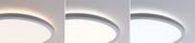 Trois plafonniers LED ronds avec diffuseur blanc et cadre gris en différentes couleurs de lumière.