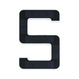 Solcelledrevet husnummer 5 med sort solpanel og hvid ramme til udendørs belysning