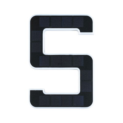 Zonne-energie huisnummer 5 met zwart zonnepaneel en wit frame voor buitenverlichting