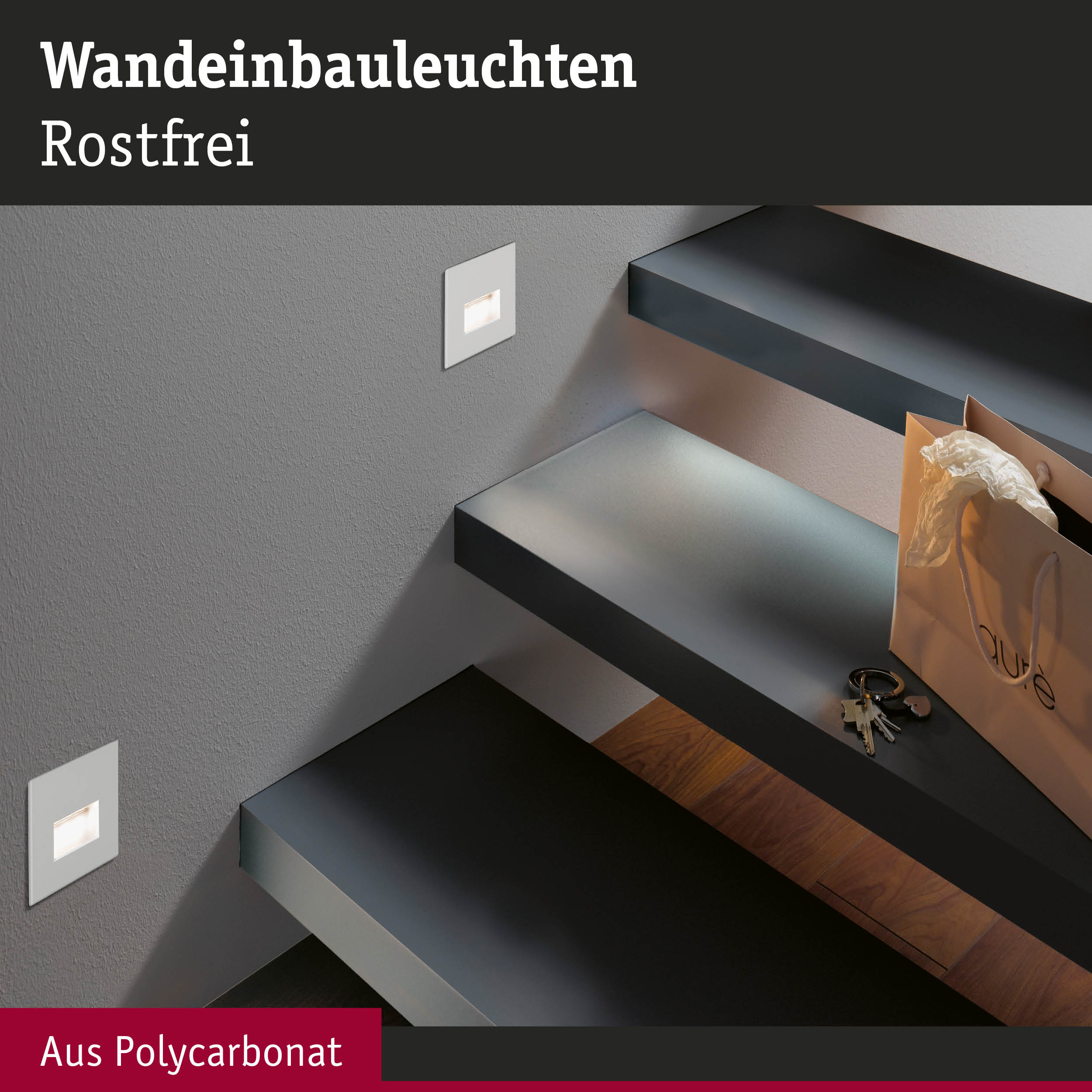 Weiße Wandeinbauleuchte aus Polycarbonat an grauer Wand neben schwarzer Treppe