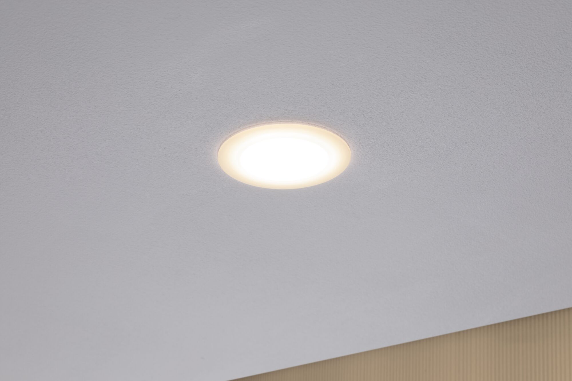 Ronde LED inbouwspot met warm wit licht in wit plafond voor moderne kamerverlichting