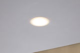Ronde LED inbouwspot met warm wit licht in wit plafond voor moderne kamerverlichting