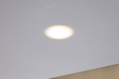 Rundes LED-Einbauleuchtmittel mit warmweißem Licht in weißer Decke für moderne Raumbeleuchtung