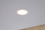 Spot LED encastré rond avec lumière blanc chaud dans plafond blanc pour éclairage moderne