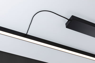 Sort LED-loftlampe med slankt, aflangt design og varmt hvidt lys til moderne indretning